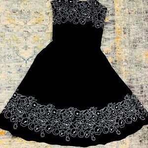 Black & white dress oozes glamour!